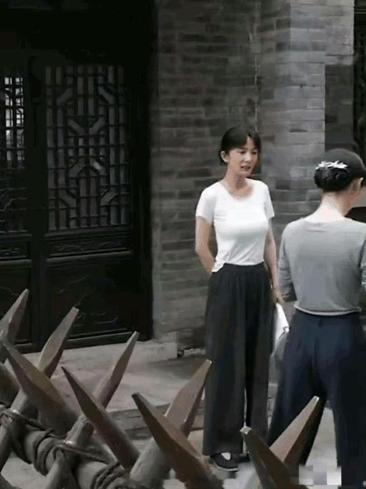 杨幂真的好会长啊！瘦得像竹竿一样的身材却超有料，丰满的身材令人艳羡不已，这完全是