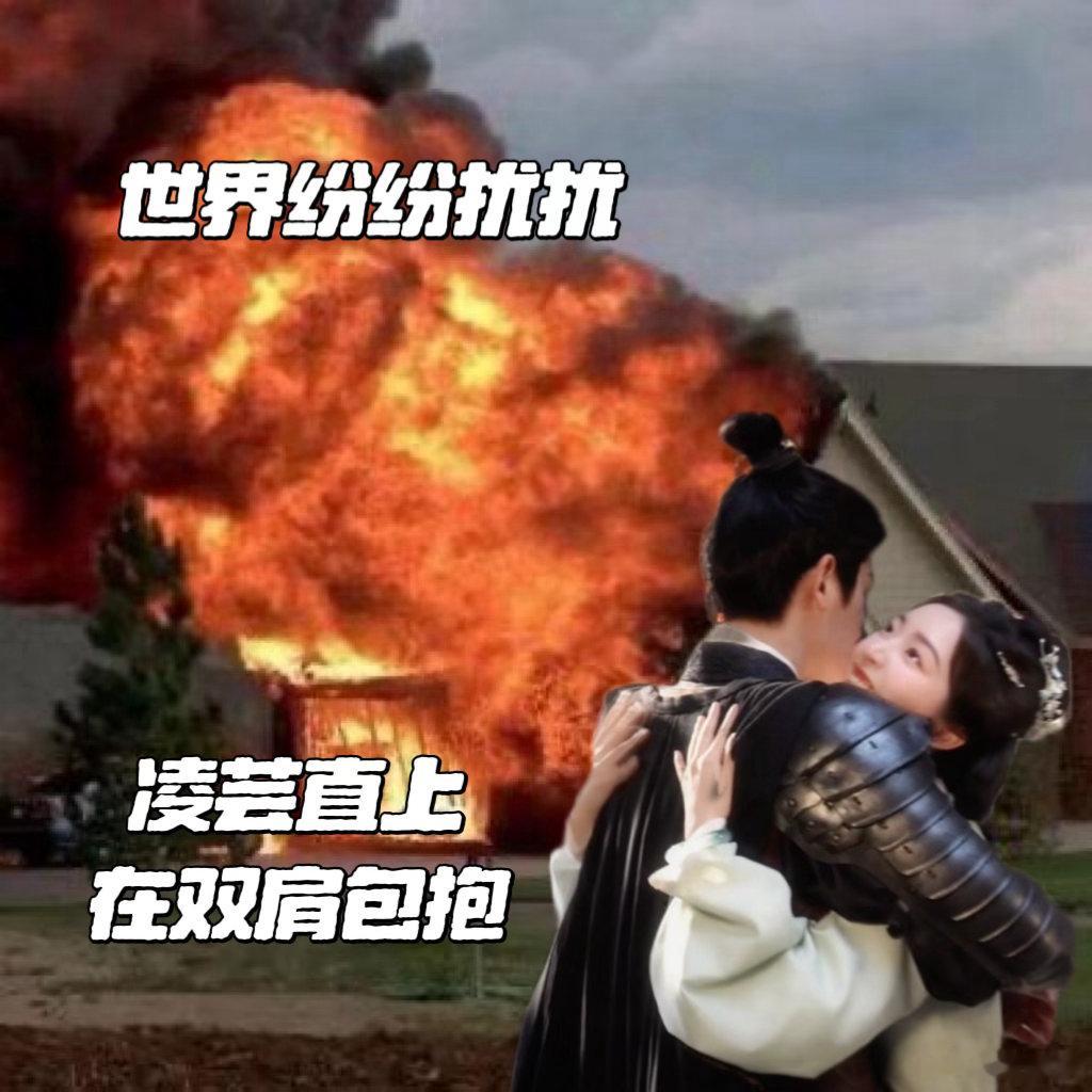 丁禹兮邓恩熙片场双肩包抱 邓恩熙憋着笑凑到丁禹兮耳边说悄悄话，那个画面真的甜得刚