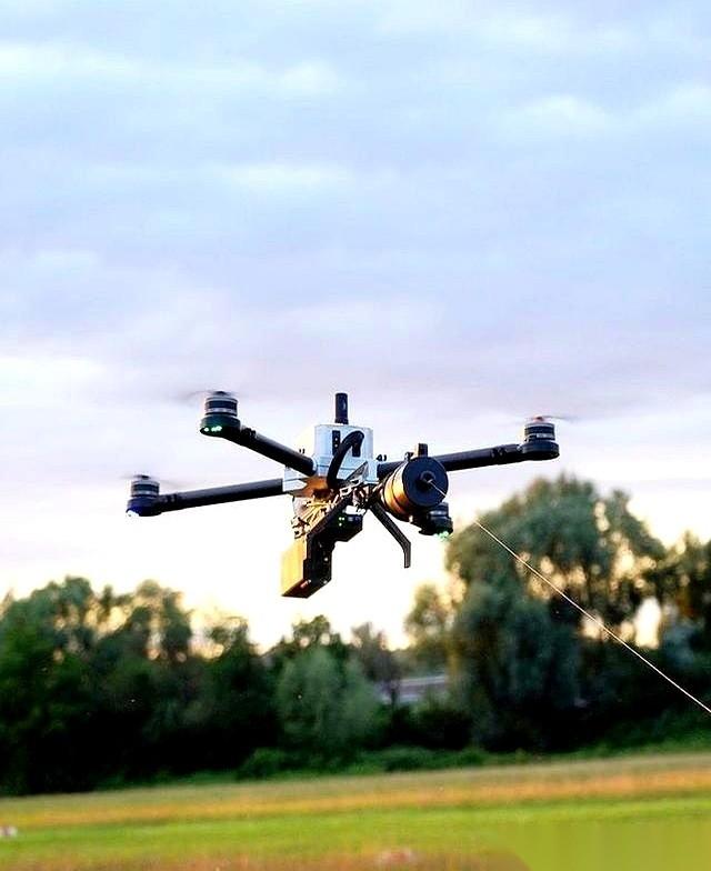 乌克兰的美援电子战系统，一度是俄军无人机的天降克星。
干扰设备一开，俄军无人机的