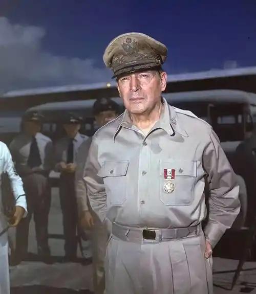 1962年，年过八旬的麦克阿瑟突然听到了一个让人震惊的消息：印度跟中国开战了，得