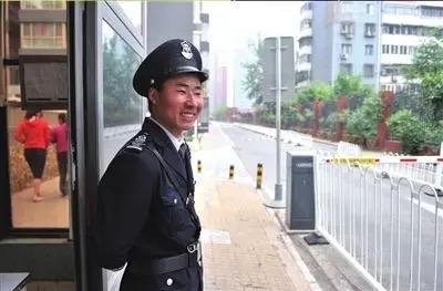 这才是“真躺平”！34岁男子在自己小区当保安的故事火了，不仅没被嘲“混日子”，反