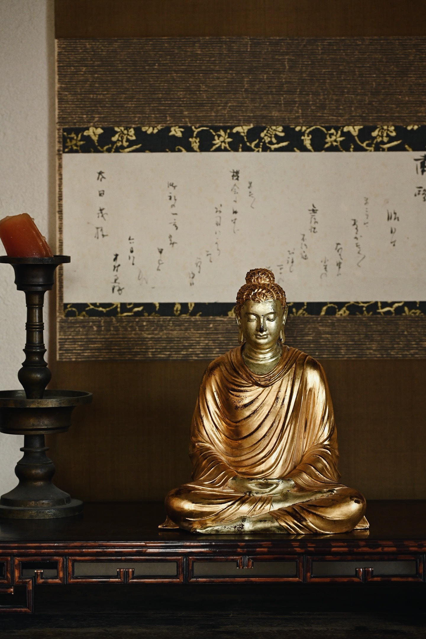 香樟木×金箔 | 释迦牟尼整料雕琢，木性温润，雕工古朴简练，造像神态安祥，垂眸敛