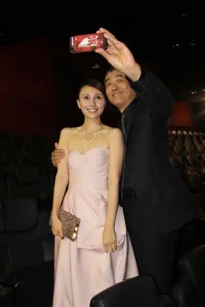 周润发主动搂着她合影的这个女演员是谁？感觉她的气质好特别，发哥在她面前就像个小男