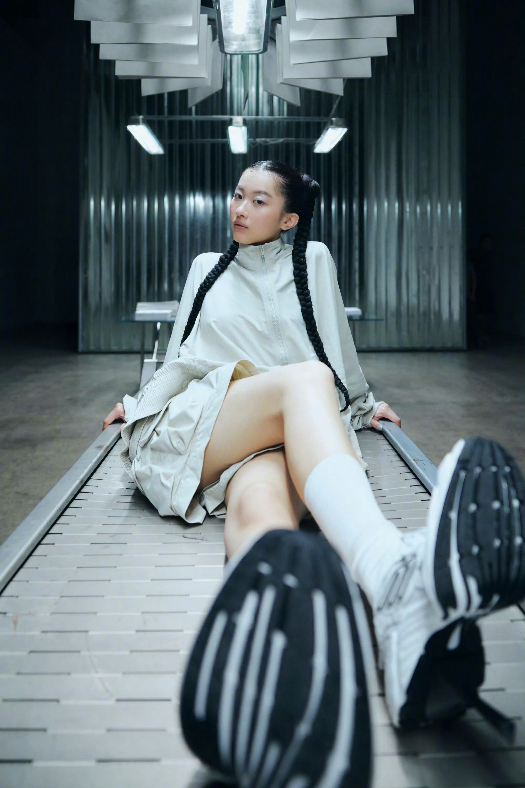 歌手康堤 全新粤语单曲《一律建议分手》于今日正式上线。 ​​​