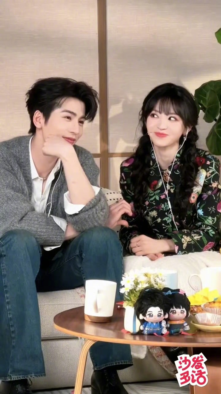 张凌赫田曦薇花式比心张凌赫田曦薇经纪人不在吗 家人们谁懂啊！这俩是把公司当成自家