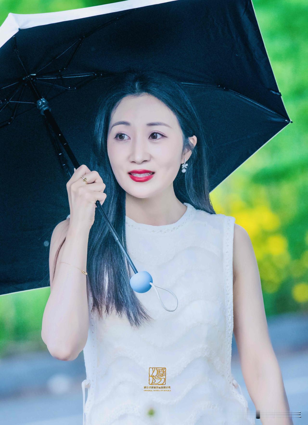 雨落青檐，伞下是被温柔裹住的夏天。一身素白，赴一场与风的约会。

原创作品.禁止