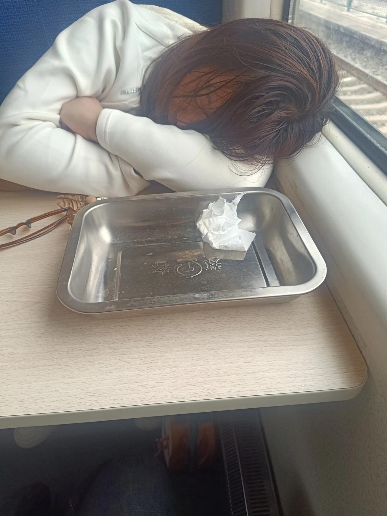 真的是不容易啊，绿皮火车上真的是生活得缩影啊，每个人都在努力的生活着啊，希望生活