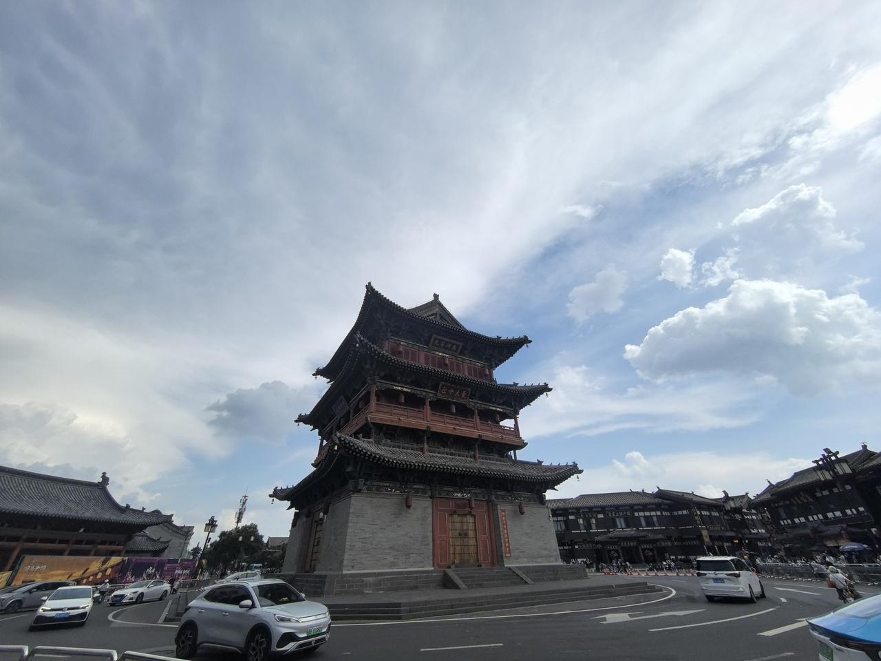 谁在逼着美国投降？美国国债市场在创下两个新高。一个是美国的国债总额已经突破了 4