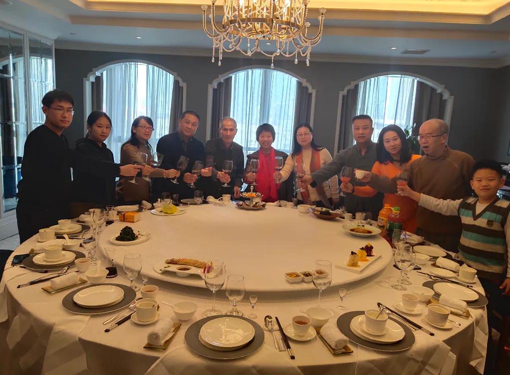 泪目！在美国居住了18年的小叔，前两天突然回国，父亲花了4800元在郑州的希尔顿