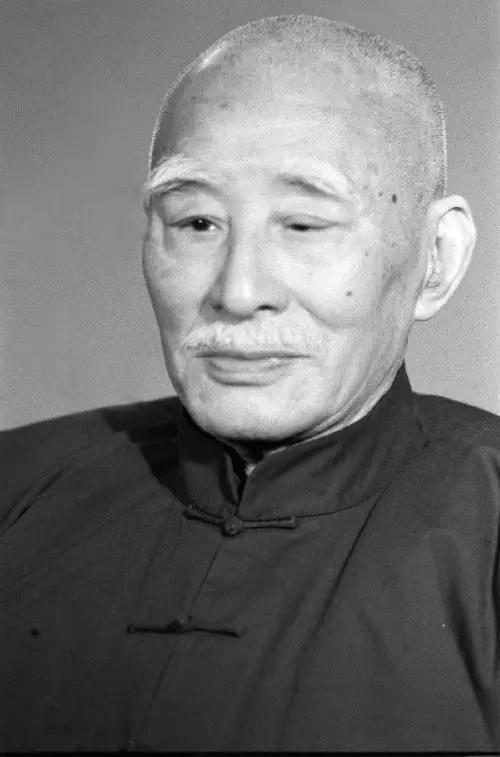 1916 年，叶圣陶站在新婚的床前，手指微颤着掀开盖头。烛光下，胡墨林的眉眼在红