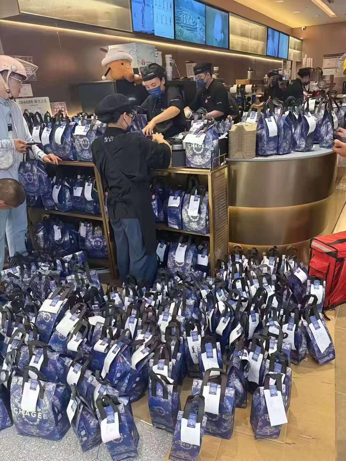 多名领到千问免费奶茶网友发声我不喝奶茶，但我感觉摇奶茶的同学今天应该会疯的～