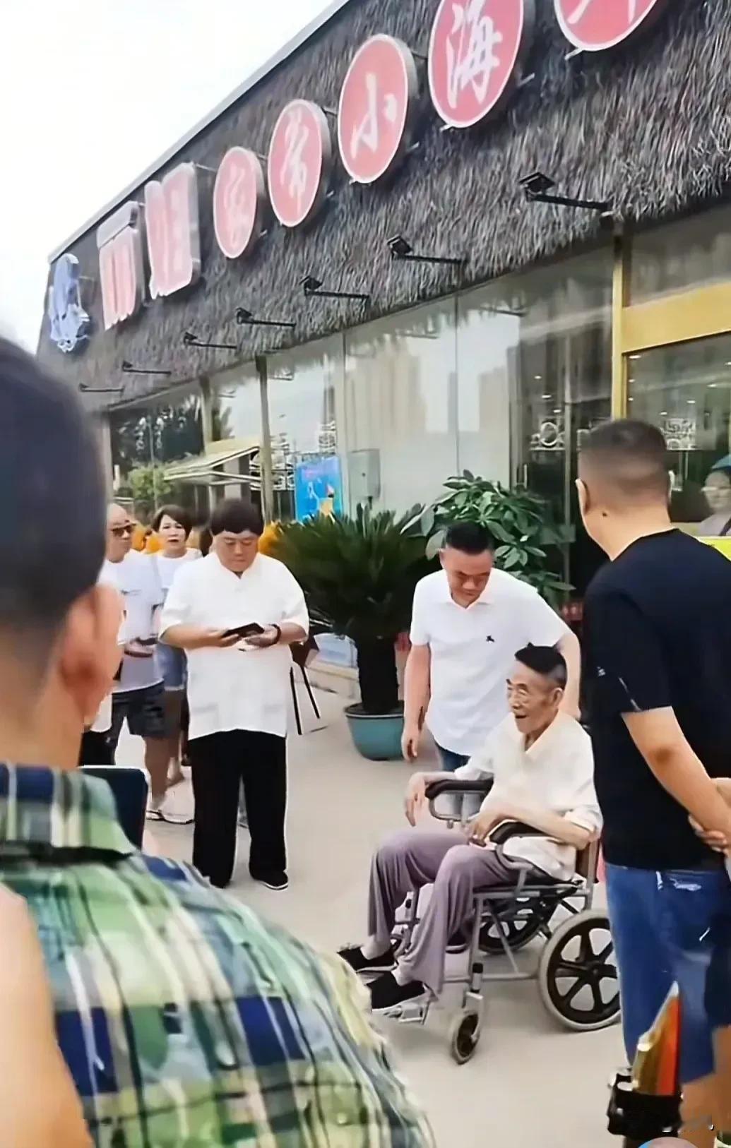 杨少华去世，本来是悲伤的一件事，可网上却吵翻了天！
 
有人说，杨议把老爷子最后