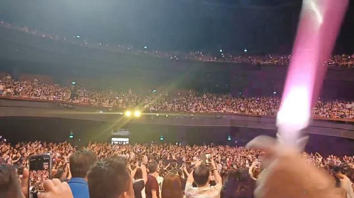 张碧晨新加坡演唱会上座率这看着好像也可以啊！没有说的那么难堪！ ​​​