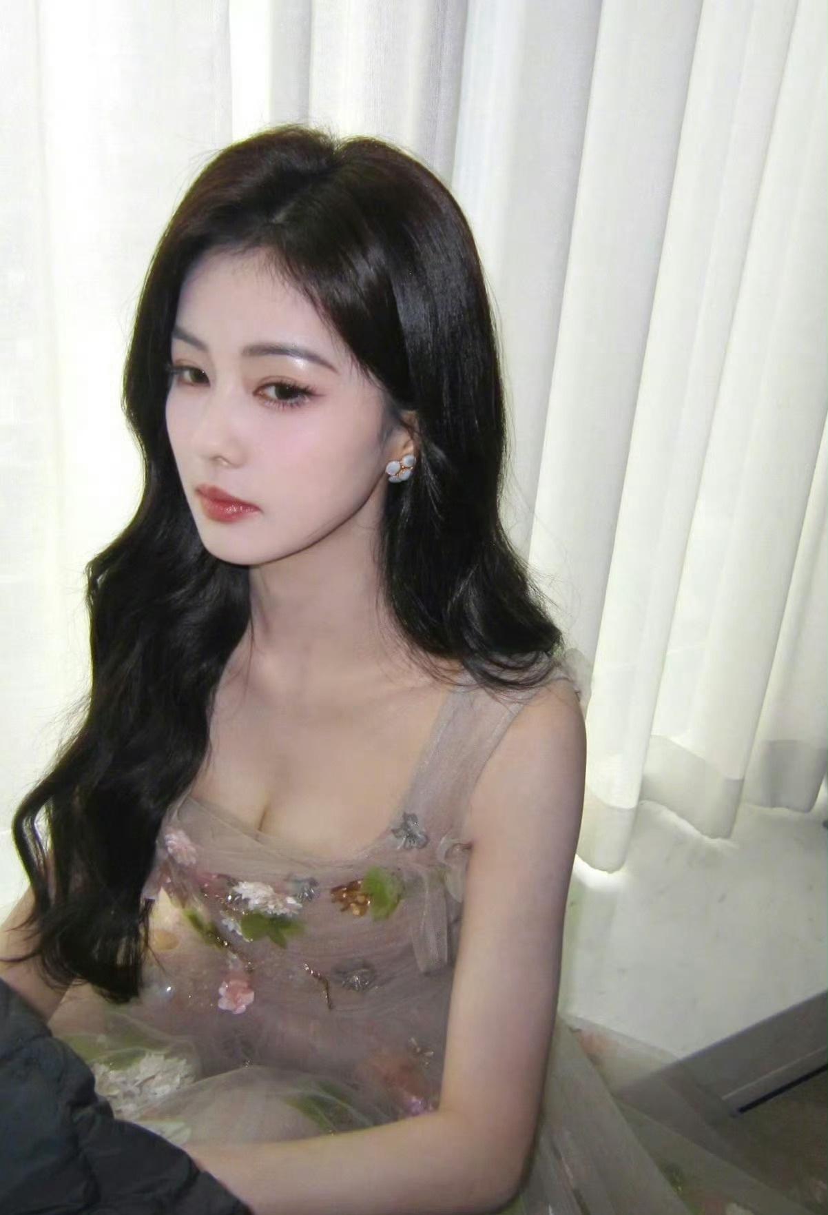 白鹿碎花低胸长裙 ​​​