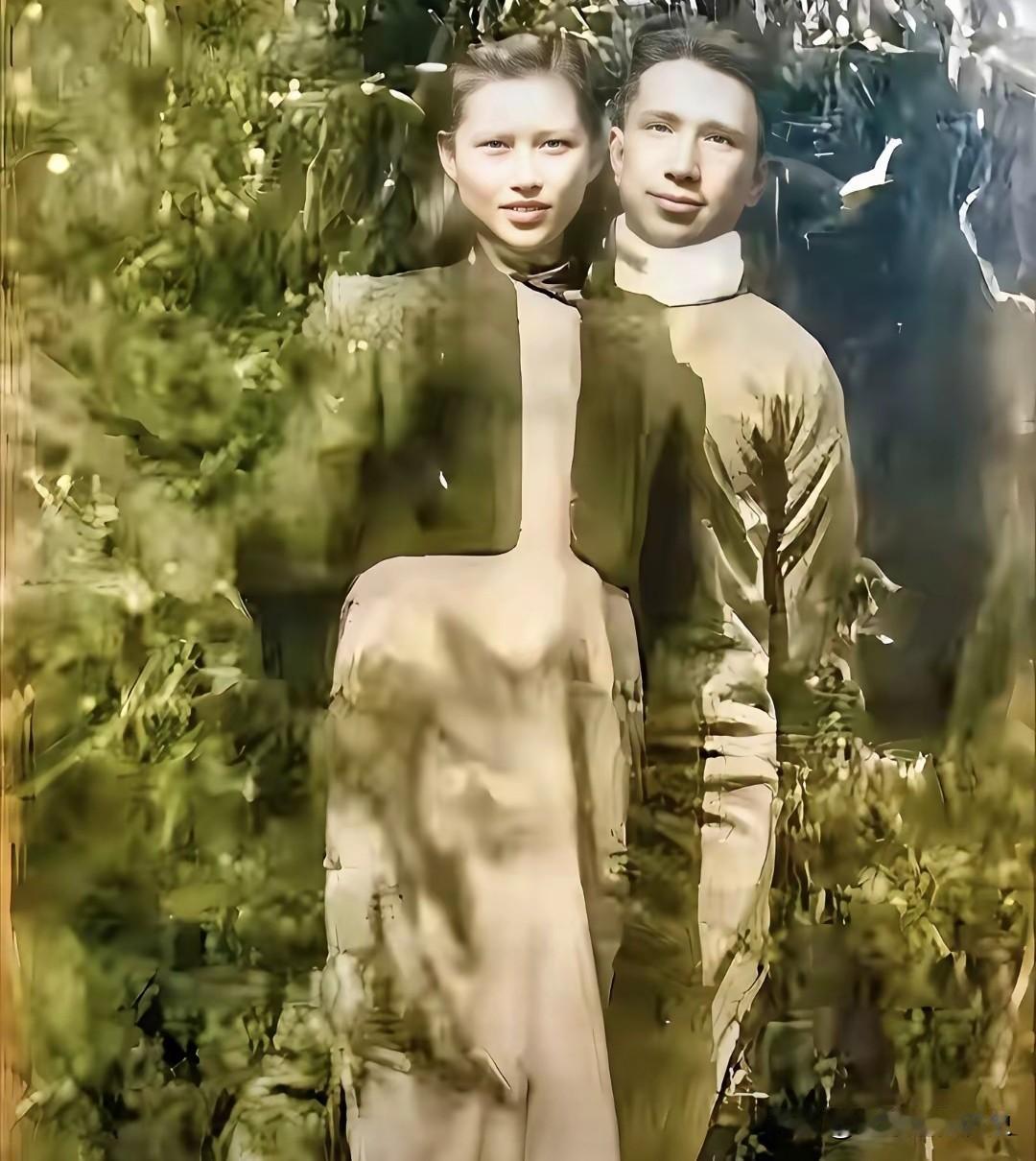 这是1941年粟裕与楚青的新婚留影，彼时二人刚在战火中结为伴侣。
年轻的楚青眉目