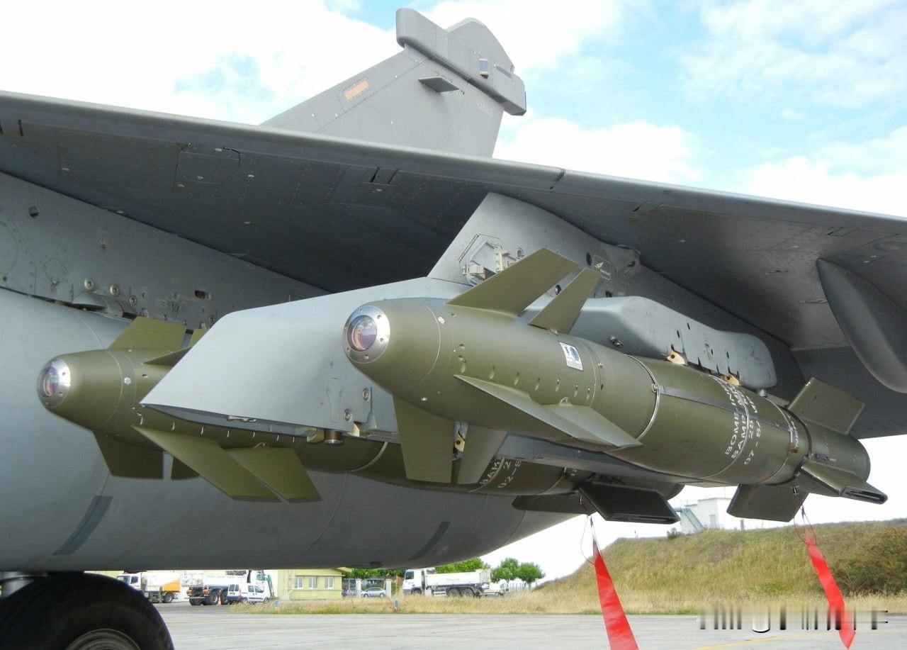 据报道，法国和挪威将投资为乌克兰采购法国制AASM“铁锤”制导航空炸弹。

挪威