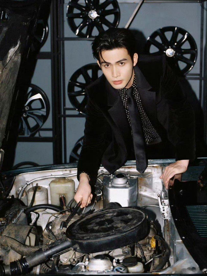 张彬彬修什么车来修我 西装笔挺的张彬彬现身修理厂，这组合太奇妙。清冷贵公子与机械