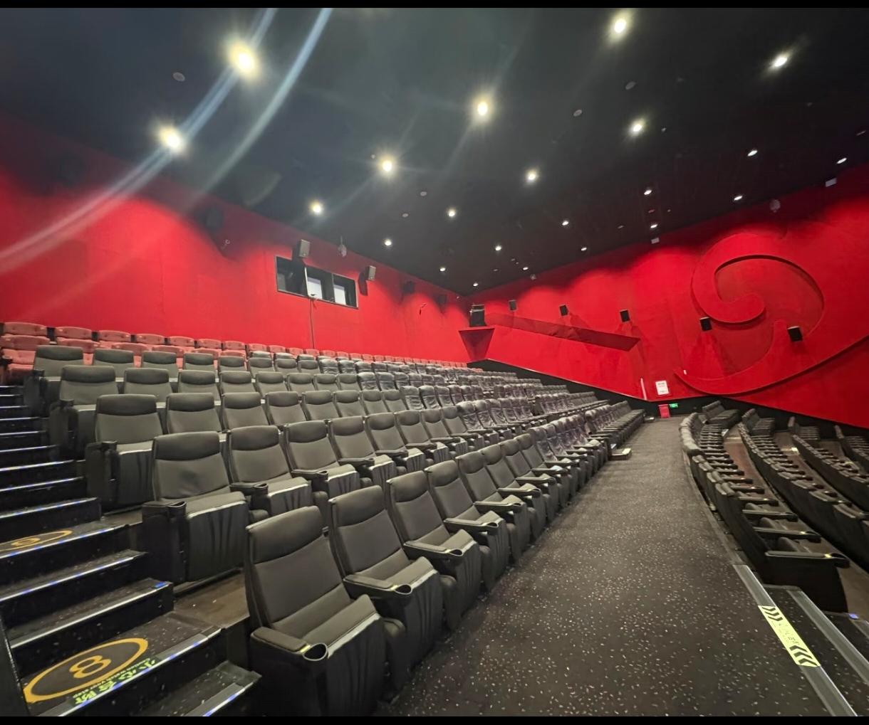 昨天，全国1万多家影院，票房只有1271万，影院差不多只能得到票房的52%，也就