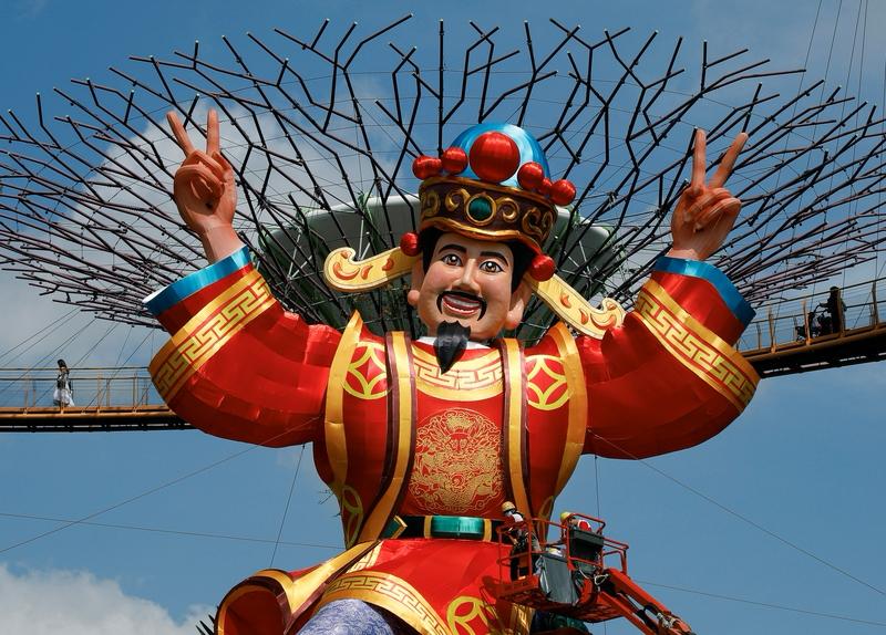 2026年第一个被“财神爷”锁定的孩子出现啦！在义乌一家商场，男童为沾财运钻进“