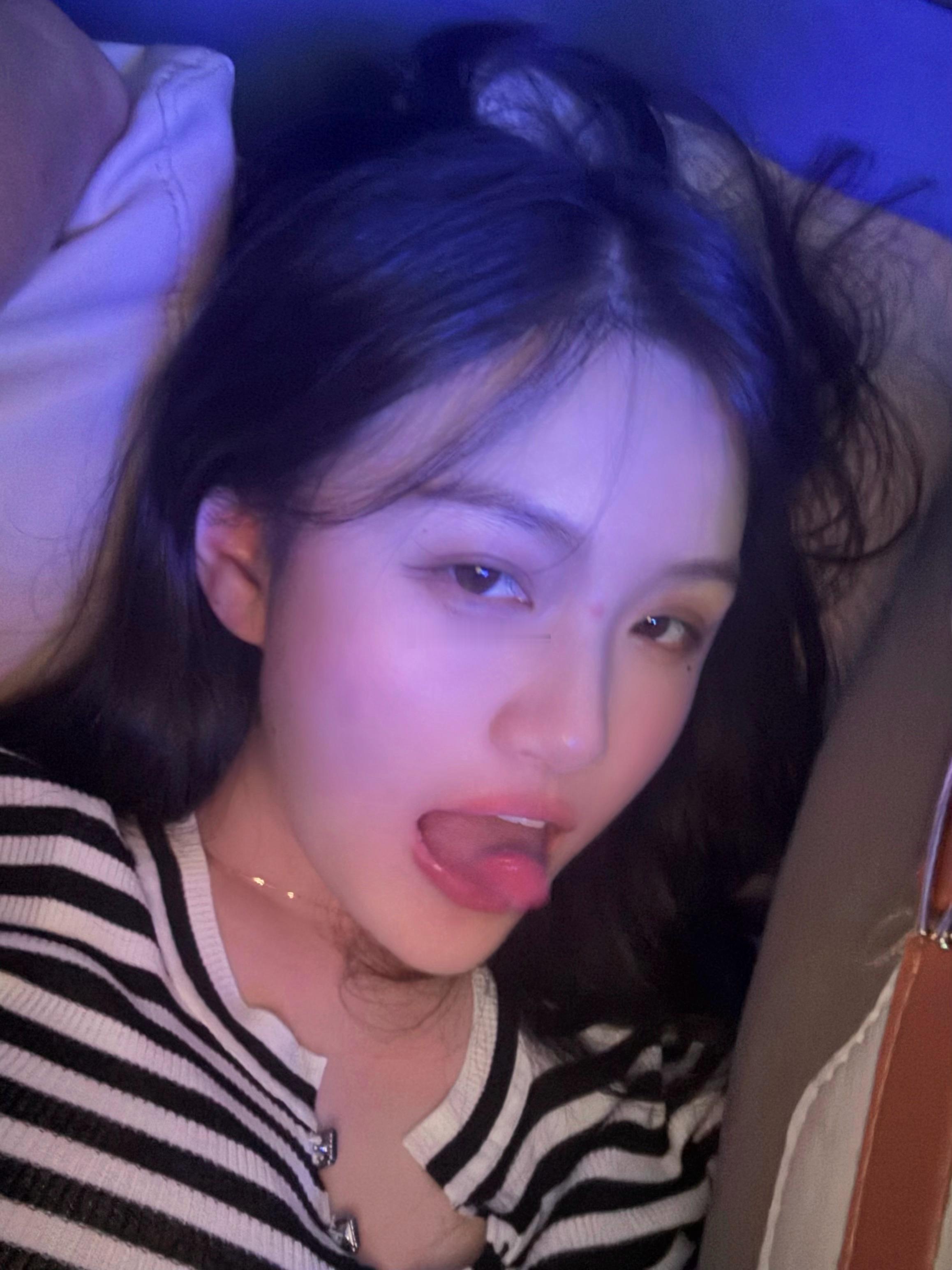 别人唱歌我自拍 意乱情迷的眼神哈哈 ​​​
