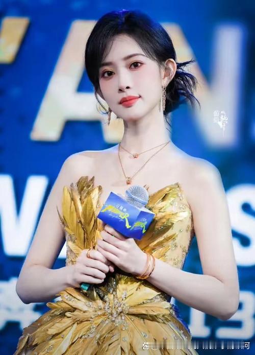 近日，演员孟子义突发身体不适的消息如一颗石子投入平静湖面，在粉丝群体中激起层层涟