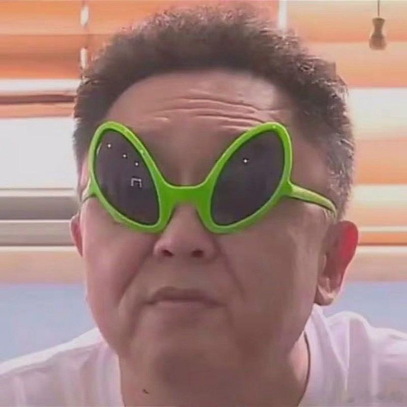 粉色墨镜+这个姿势，不是于谦我不信 虞书欣cos于谦