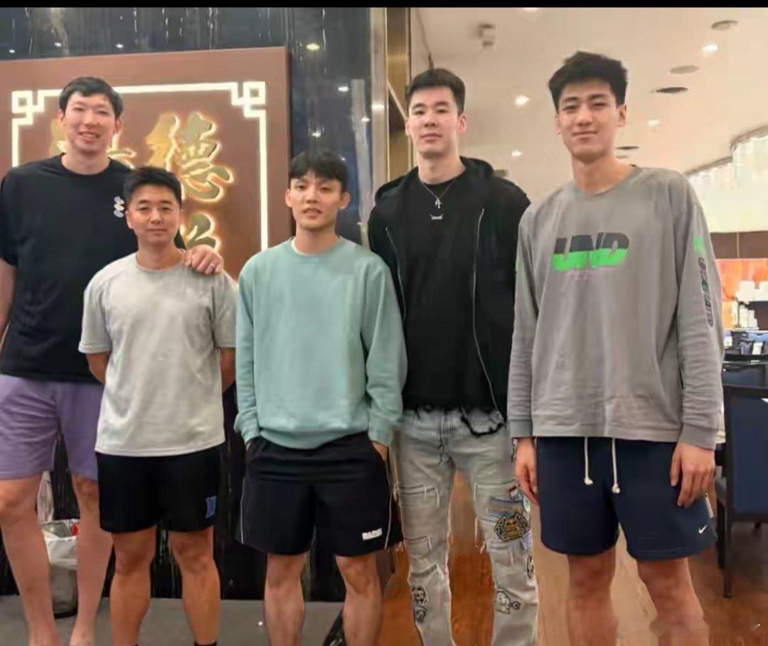 徐杰周琦郭昊文社交媒体晒出合照，徐杰还是比较喜欢吃西餐！此前因为肠胃炎原因不打本