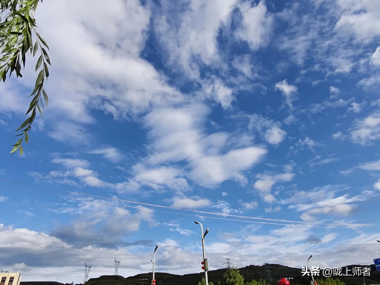 被雨洗过的天空就是不一样！蓝的蓝，白的白，没有夹杂任何污染物。
