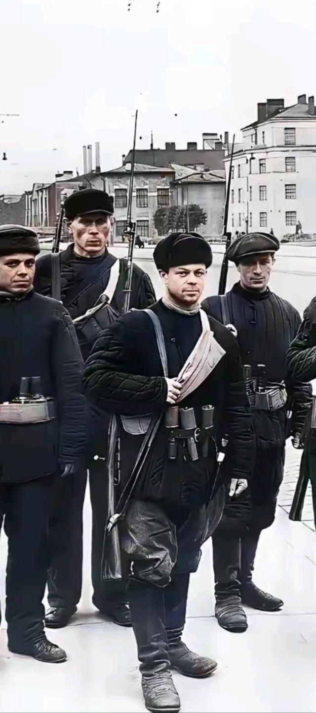 俄国革命时建立了苏维埃，“苏维埃”的俄文意为“会议/委员会”，即“工兵代表委员会