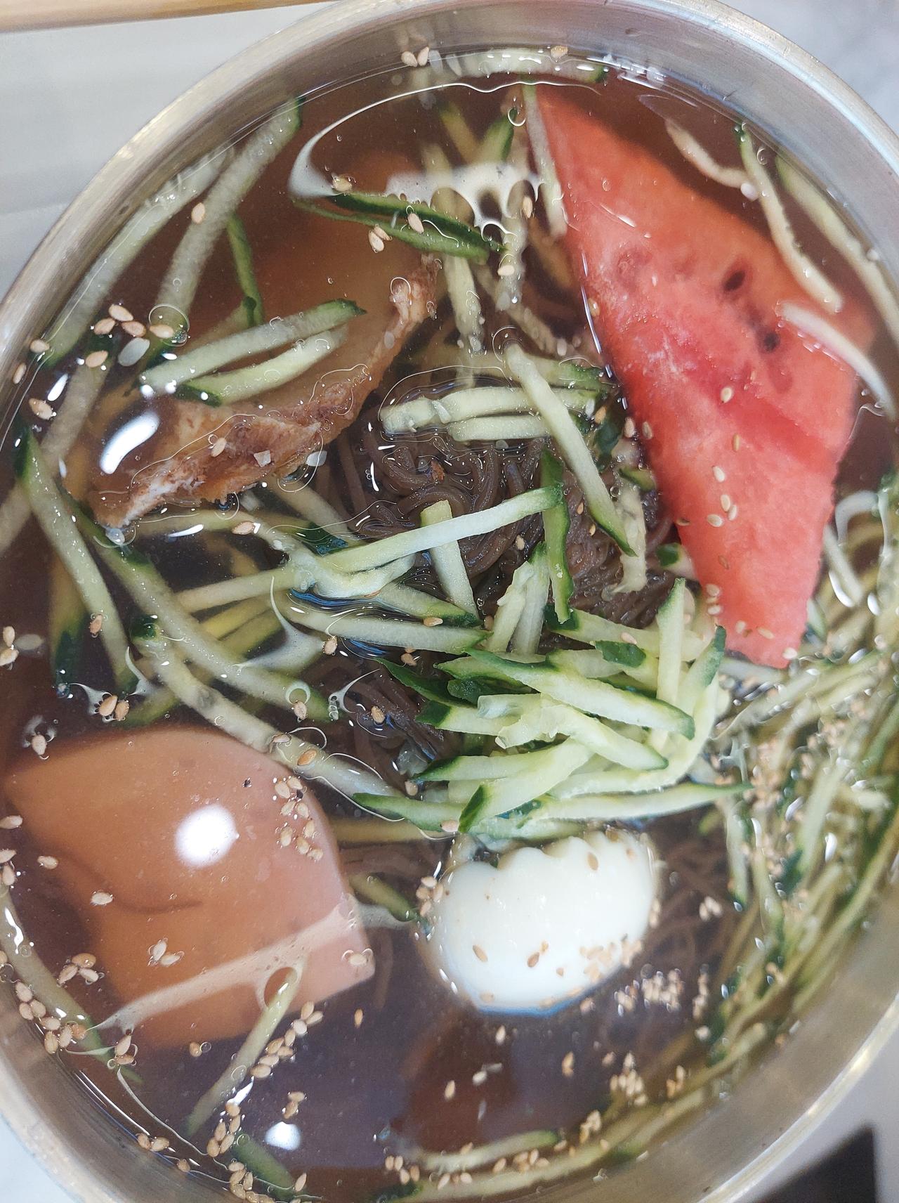 今天直到晚上 6 点，医生和护工都没来电话。

我和爱人七点到了医院。

公公和