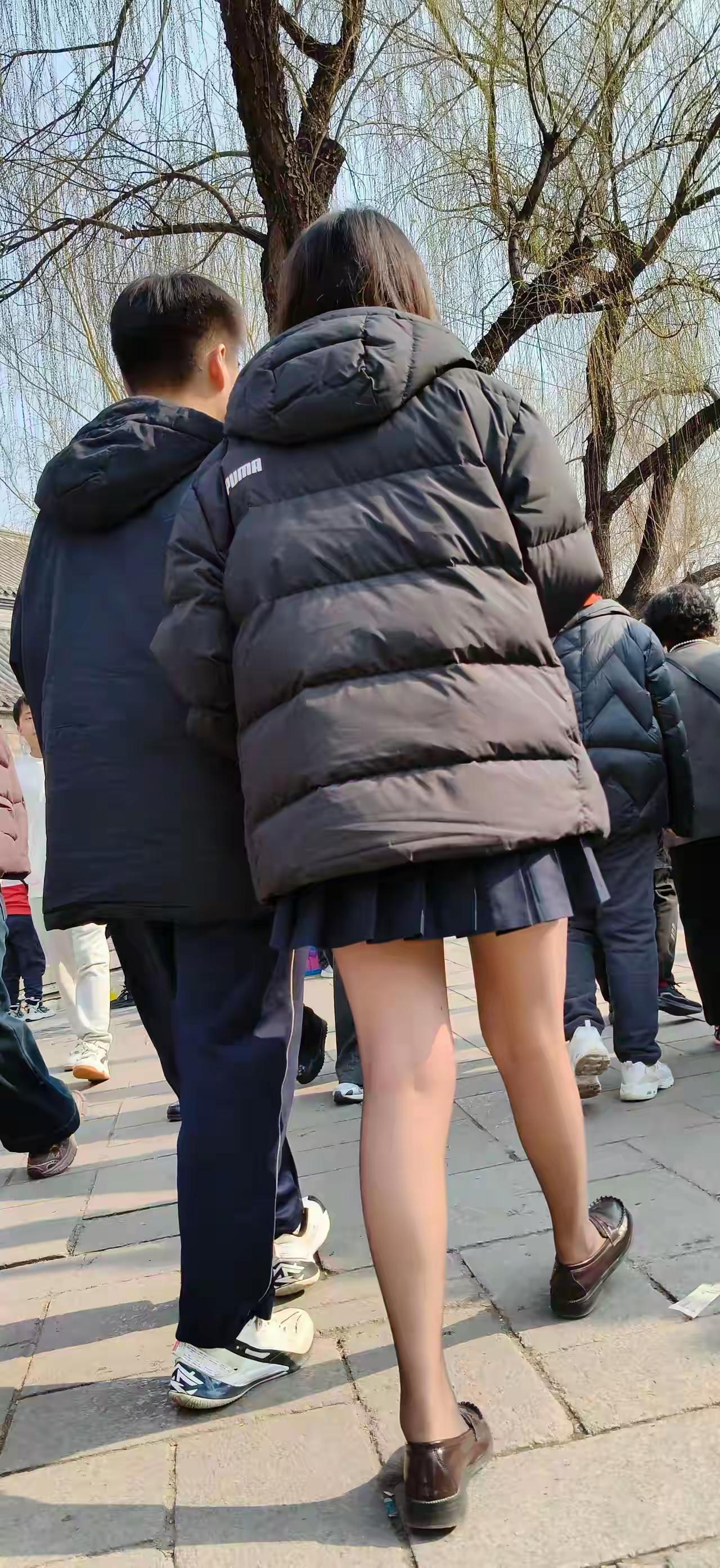 羽绒服+短裙+丝袜