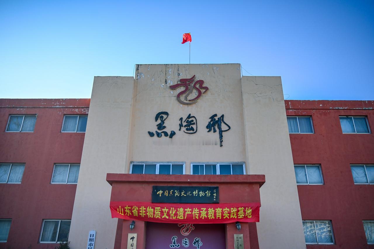 冬游齐鲁欢乐过年拉坯机匀速转动，深褐色的陶泥在指尖的力道下缓缓升腾、塑形。在中国