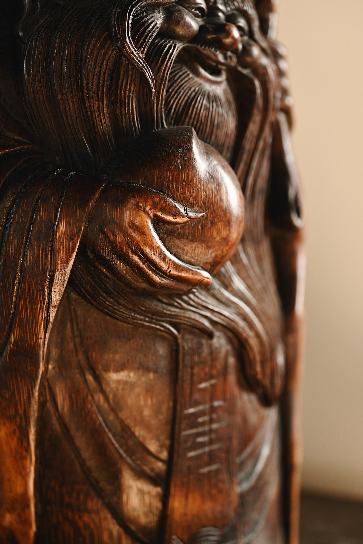 竹雕仿古 | 寿星寿星脸颊圆润，头顶隆突，广额大耳，胸前须髯飘飘，慈眉善面，衣褶