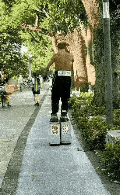 一只鞋230斤，男子穿着两只共460斤的两只铁鞋，行走在街头，每走一步，两只手都