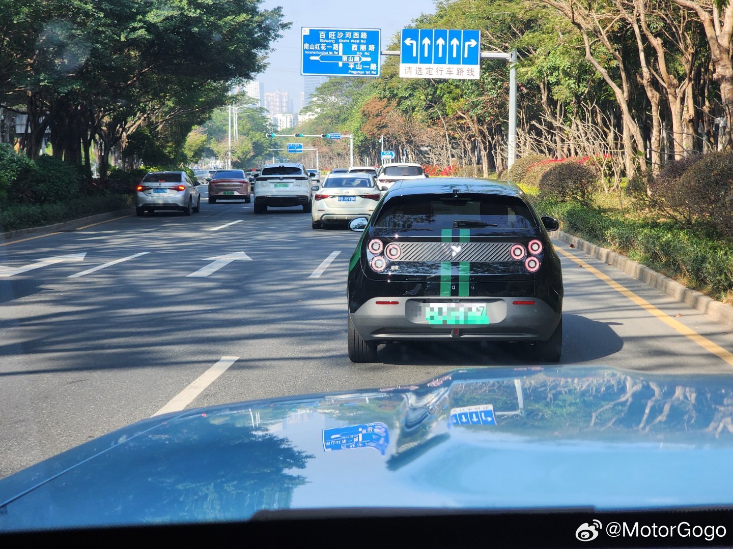 路上看到的萤火虫很少有同色的，我觉得官方出涂装款更多是一个宣传作用。并不会很多人