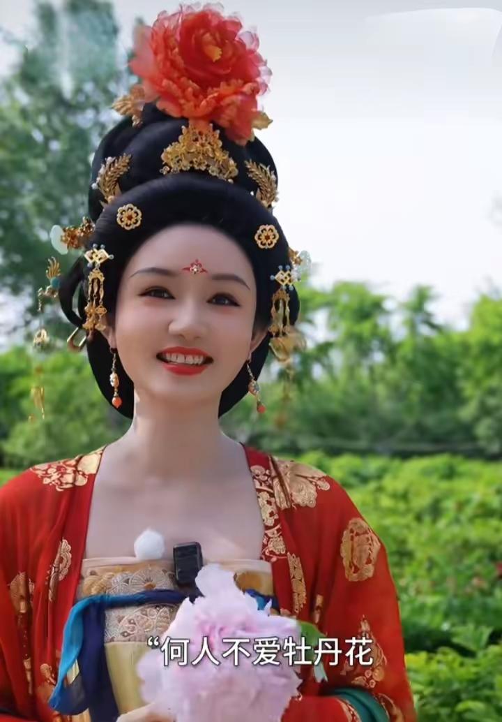 龙洋身着唐风齐胸汉服，金饰簪花绾起高髻，走入牡丹非遗雅集。一袭唐装尽显盛唐雍容，