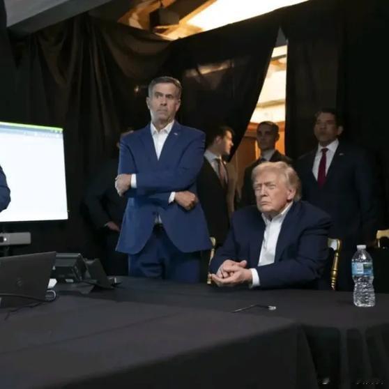 特朗普还暗示，美国在行动开始~→前切断了加拉加斯的电力，但未说明具体方式。“加拉