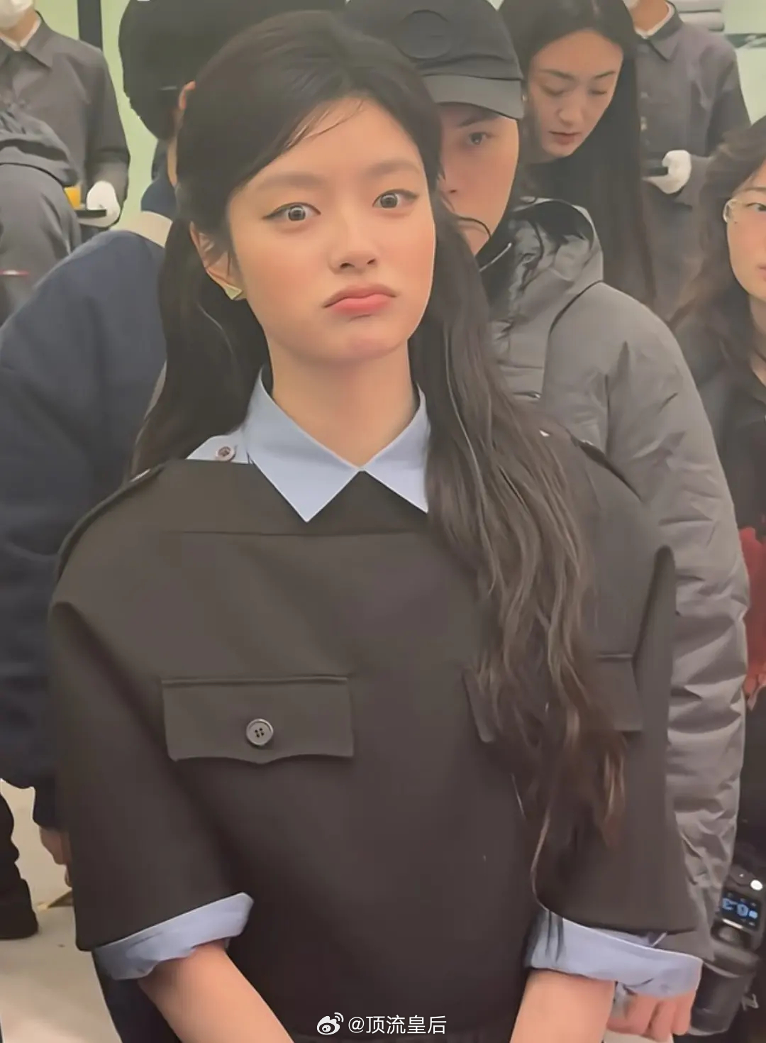 徐若晗Prada活动路透被审判了，妆容是冲着放大五官缺点去的，眉毛淡，眼睛小，嘴