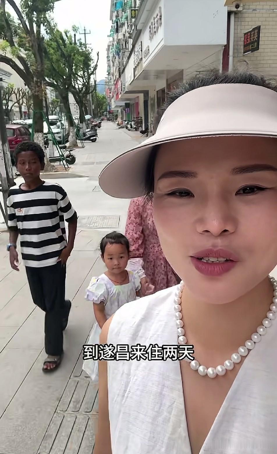 这样看Rose的儿子确实挺黑的，不过一看就是大高个，跟他的舅舅很像