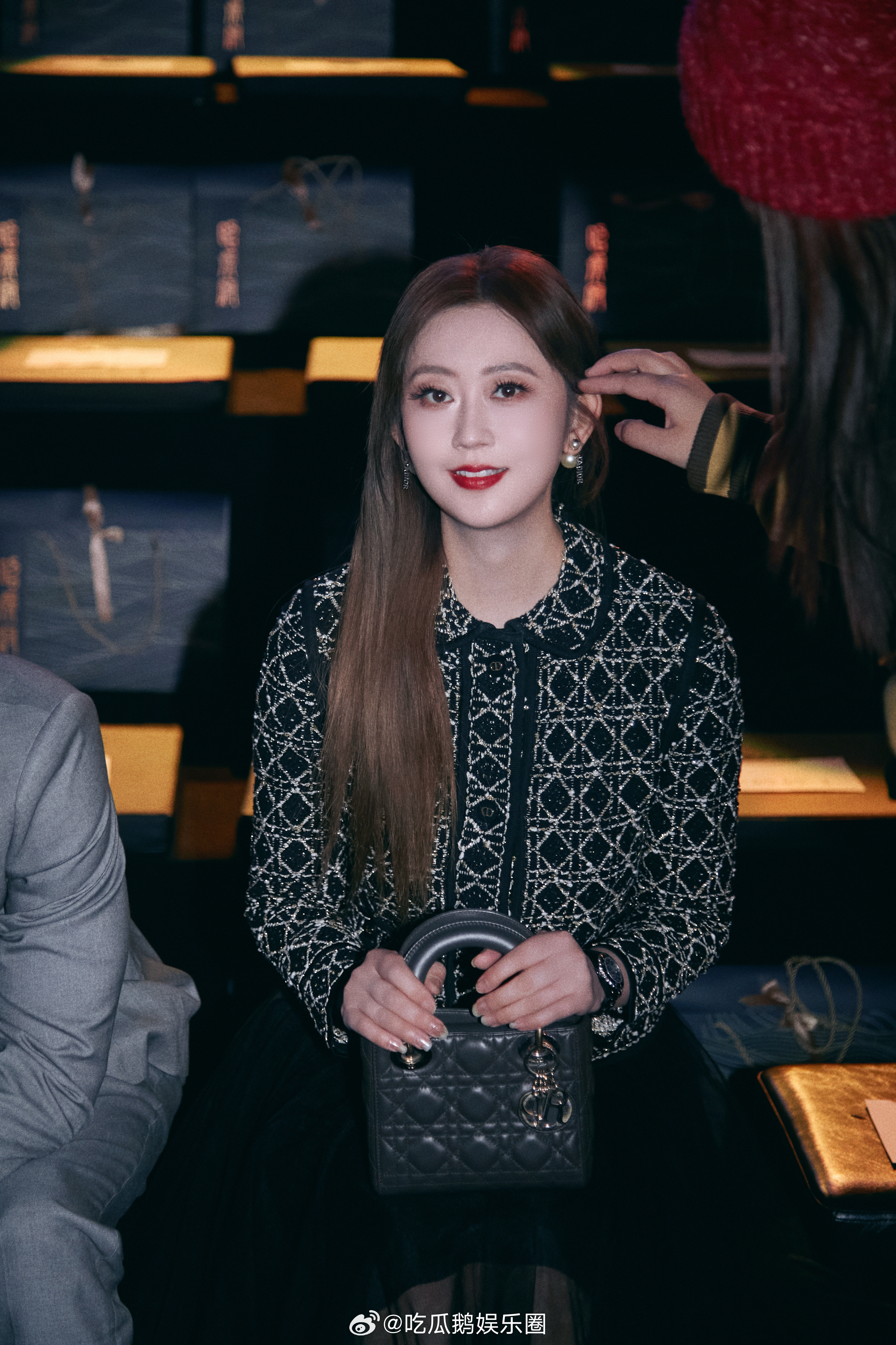 刘芊螢时装周深色迪奥套装北京时装周造型十分吸睛，刘芊螢身着深色迪奥套装，简约大气