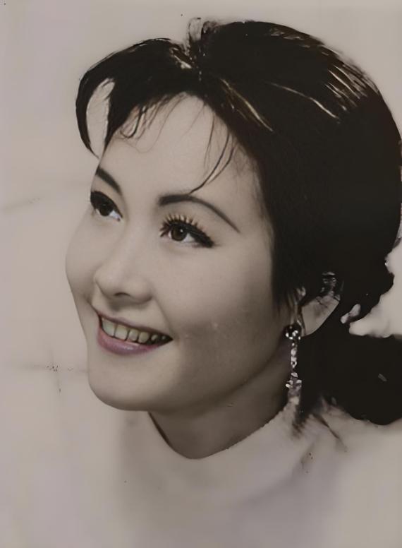 李谷一不是电影演员，没在八一厂拍摄的故事影片中出演过女主角。

但她为何说，她一
