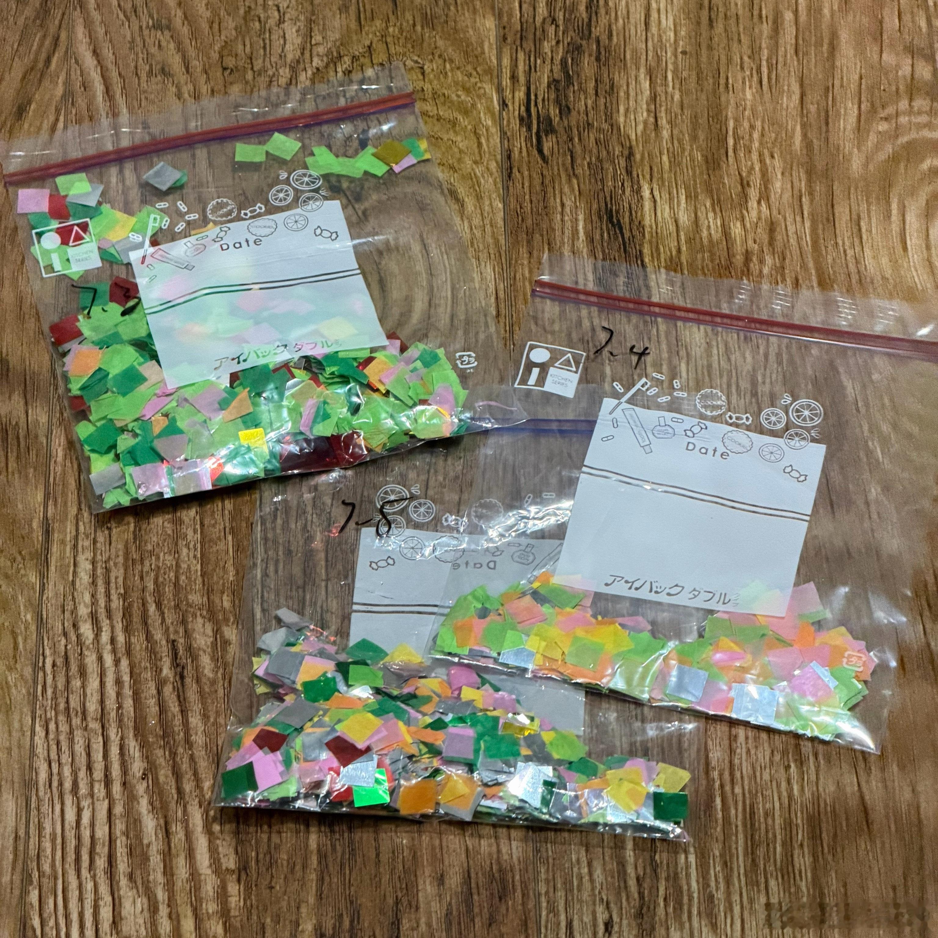 上海这个小方块彩带 也是怪可爱的而且 数量非常之多 不用特意捡 回去抖抖就一堆