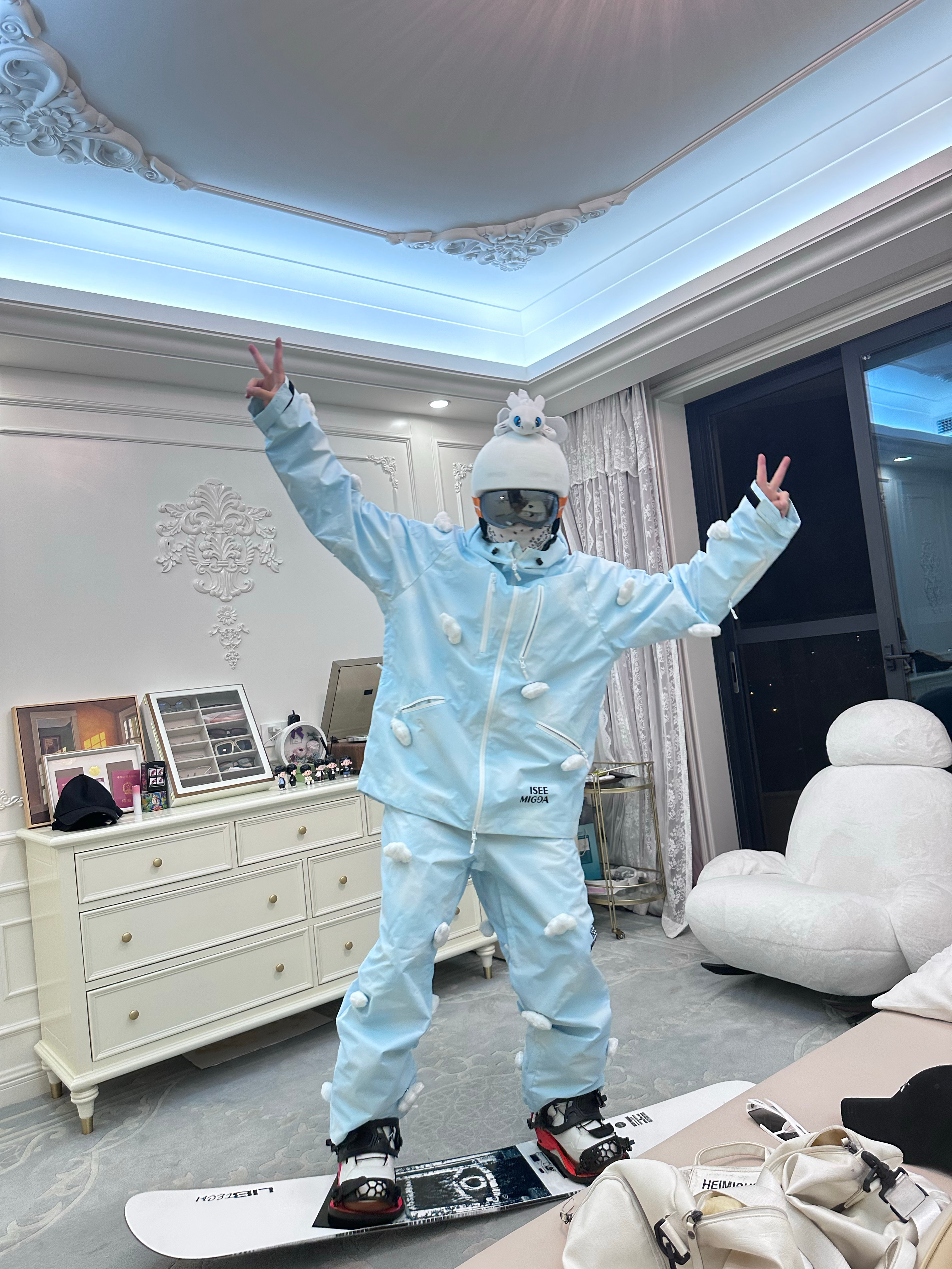 一个明天要去滑雪的小孩从前一天晚上就开始兴奋的不行 ​​​