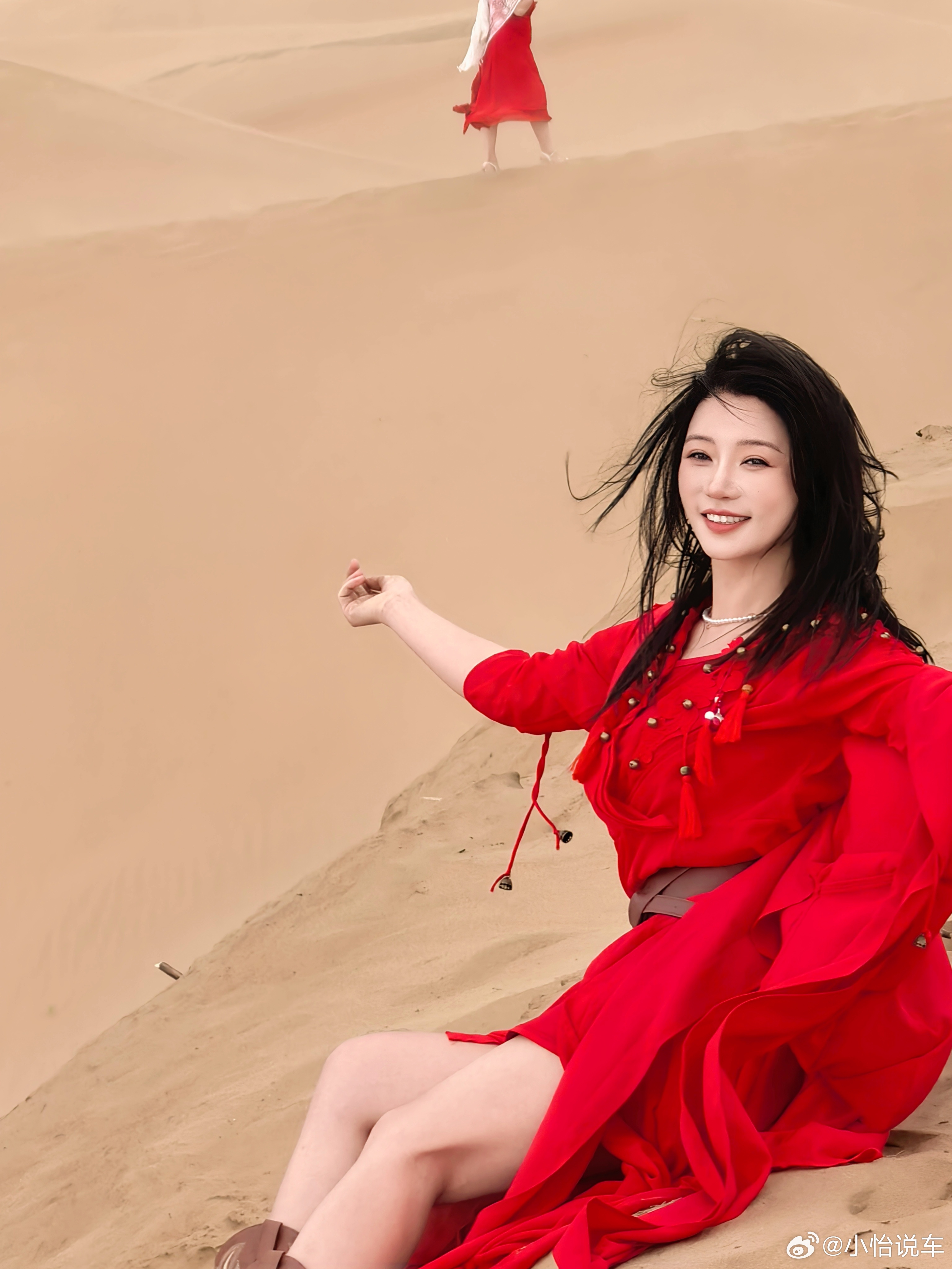 沙漠和红裙两个搭到一块，你们觉得出片吗？ ​​​