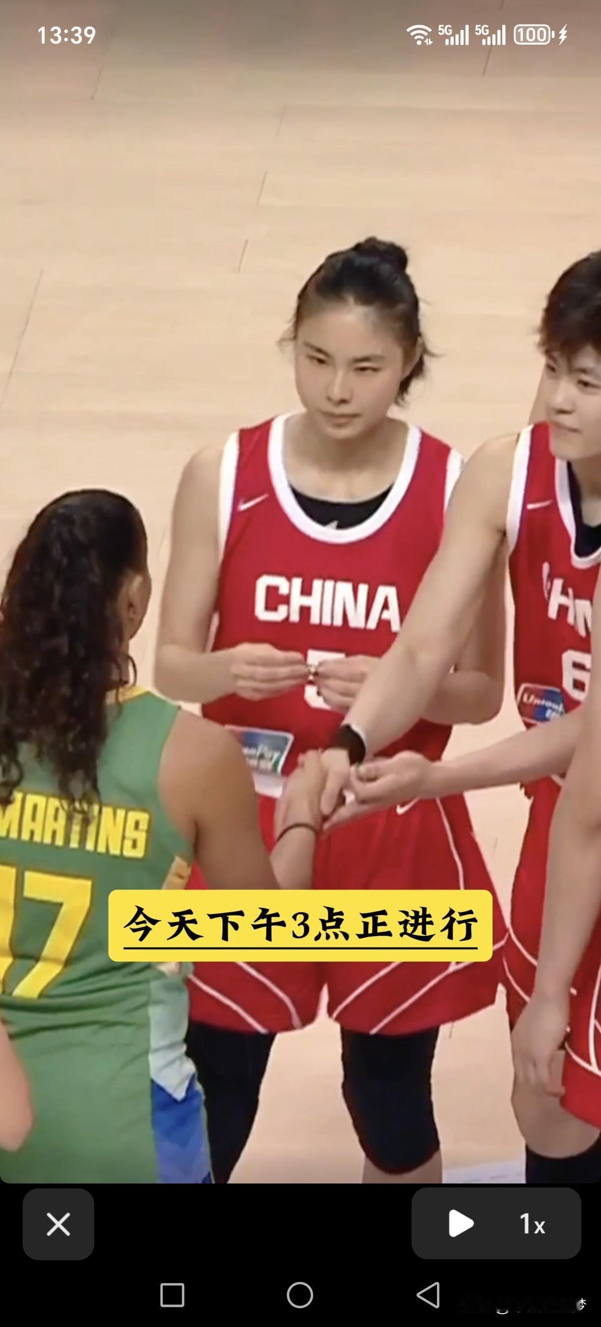 亚运会女篮半决赛，将于今天下午3点正进行！对面在进攻，王思雨在防守，23号拿球继