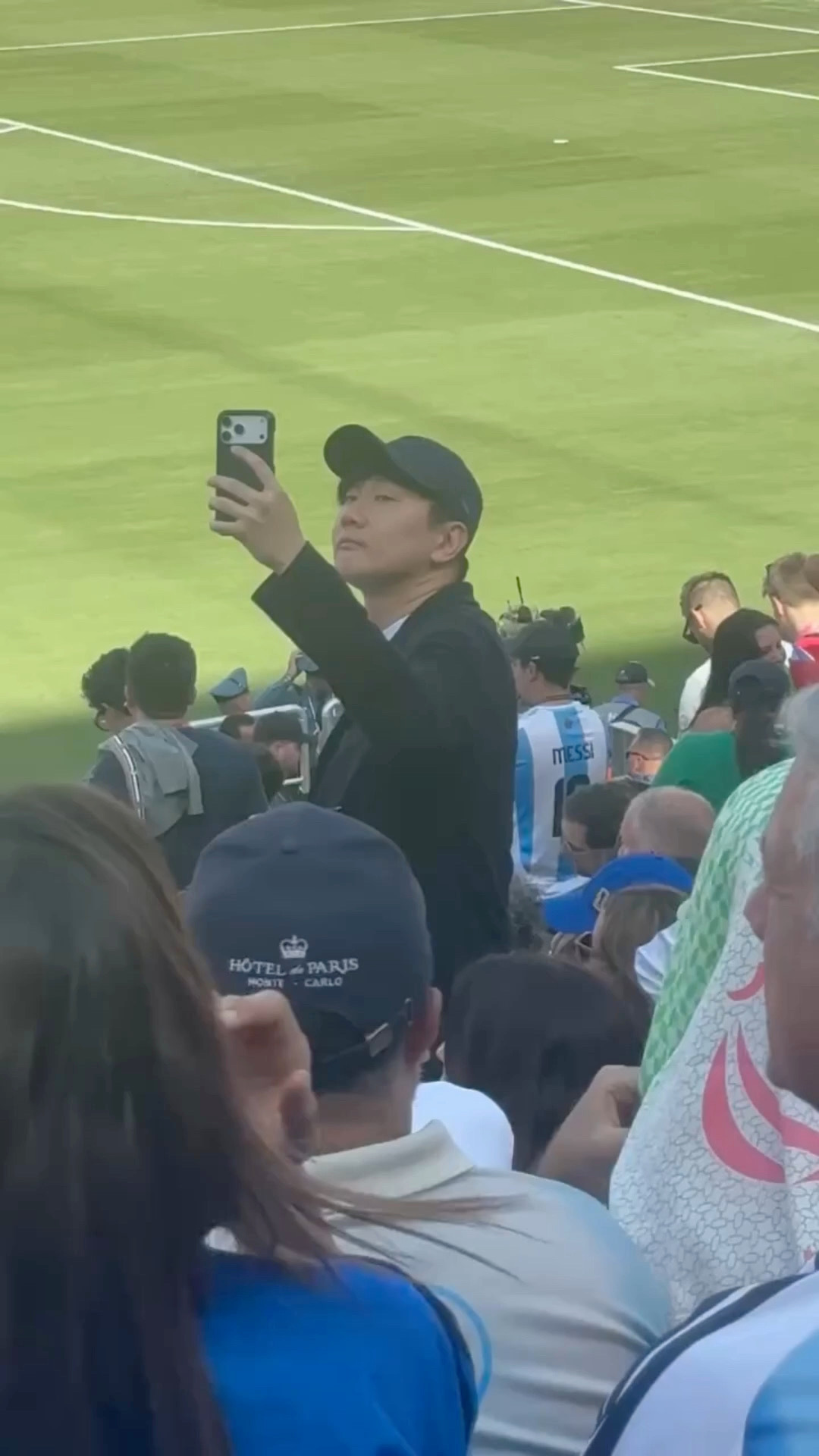 网友世界杯决赛偶遇林俊杰网友世界杯决赛偶遇林俊杰自拍 网友世界杯决赛偶遇林俊杰了