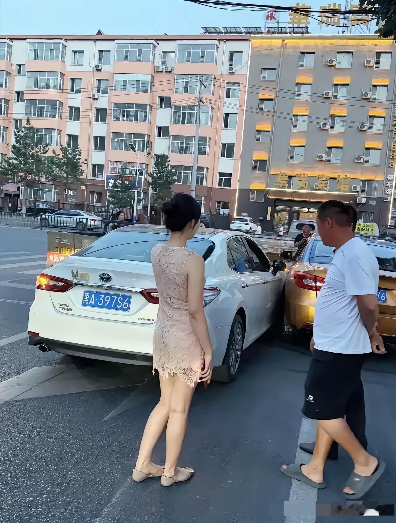 车辆轻微擦伤，多少人会因为对方是个女司机而原谅对方