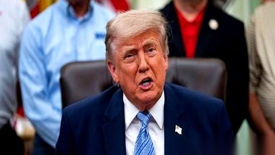 特朗普公开宣称美国核力量排全球第一、俄罗斯第二、中国远远落后排第三。
但他紧接着