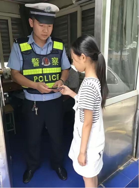 这才是最动人的双向奔赴！南京一名小学生拾金不昧，把捡到的手机送到交警岗亭。失主赶