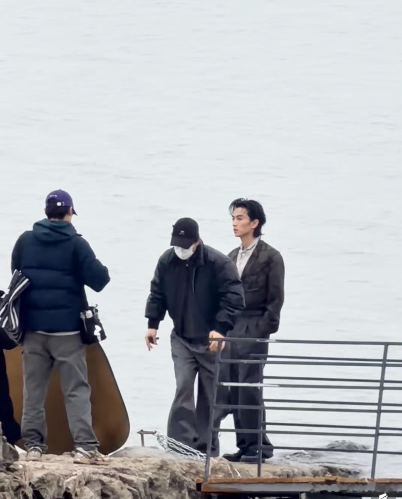 陈晓也太瘦了，拍照只能卡上半身 